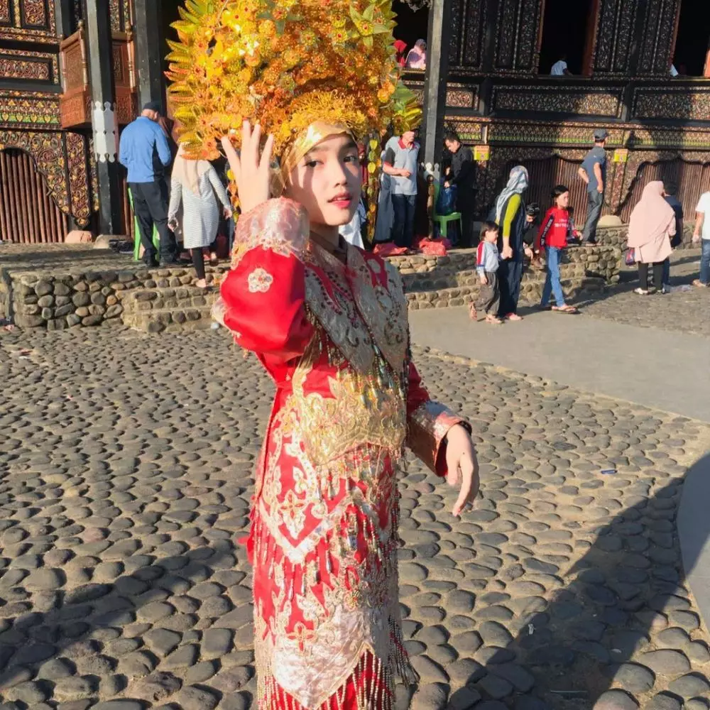 Fuji pakai baju adat © 2022 Instagram