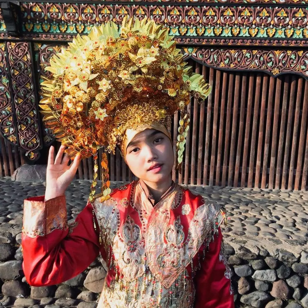 Fuji pakai baju adat © 2022 Instagram