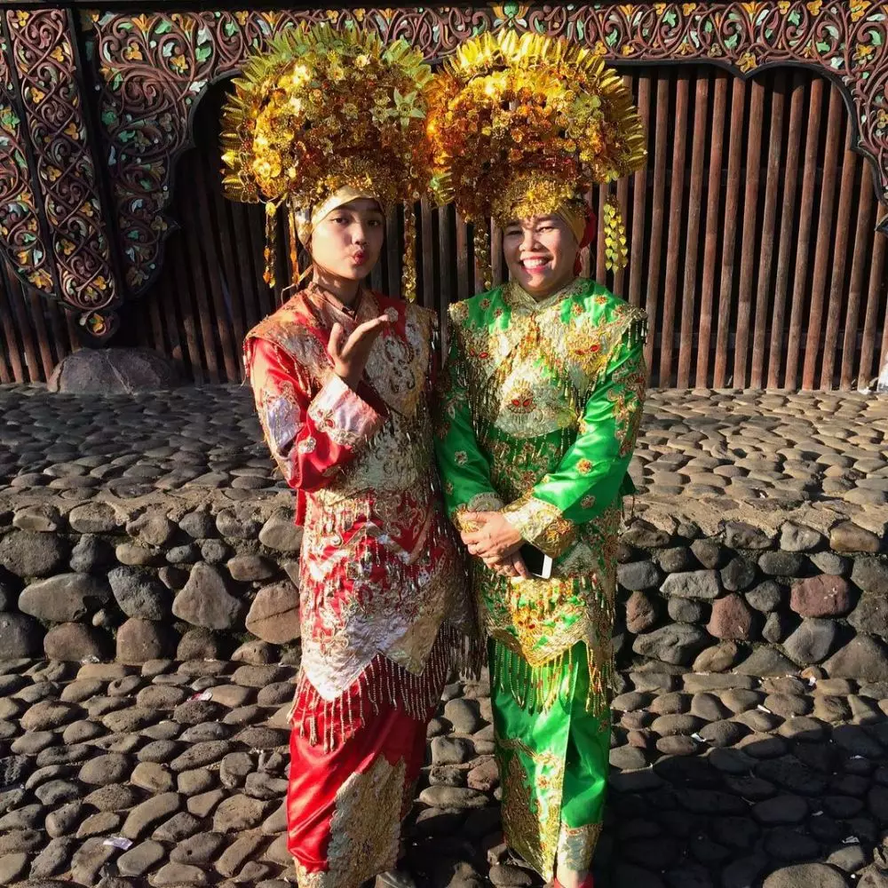 Fuji pakai baju adat © 2022 Instagram