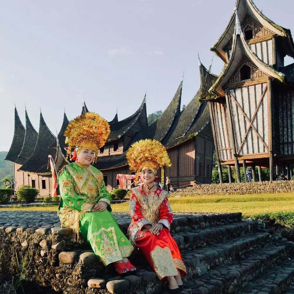 Fuji pakai baju adat © 2022 Instagram