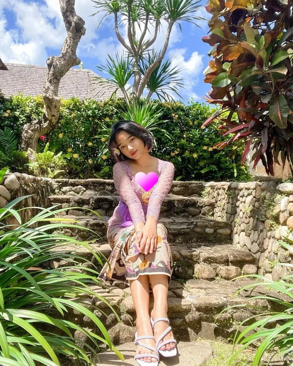 Fuji pakai baju adat © 2022 Instagram