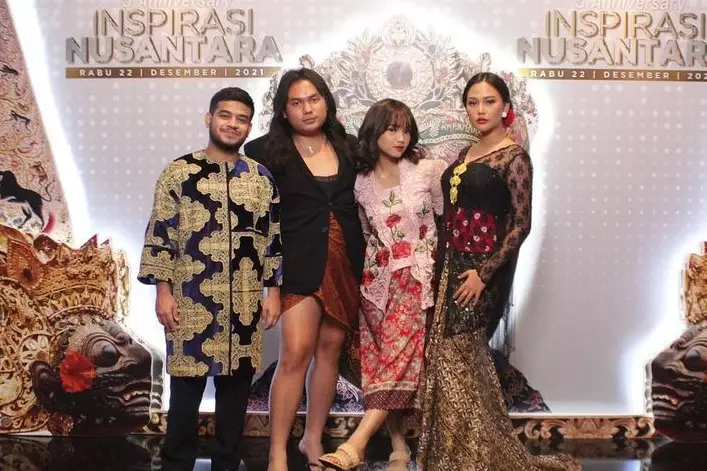 Fuji pakai baju adat © 2022 Instagram