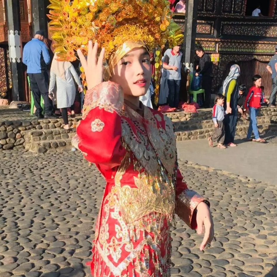 Biasa tampil kekinian, 7 potret Fuji pakai baju adat ini tuai pujian