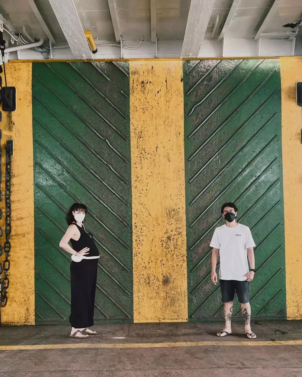 9 Momen bahagia babymoon Nadine Chandrawinata, liburan ke pantai © 2022 brilio.net