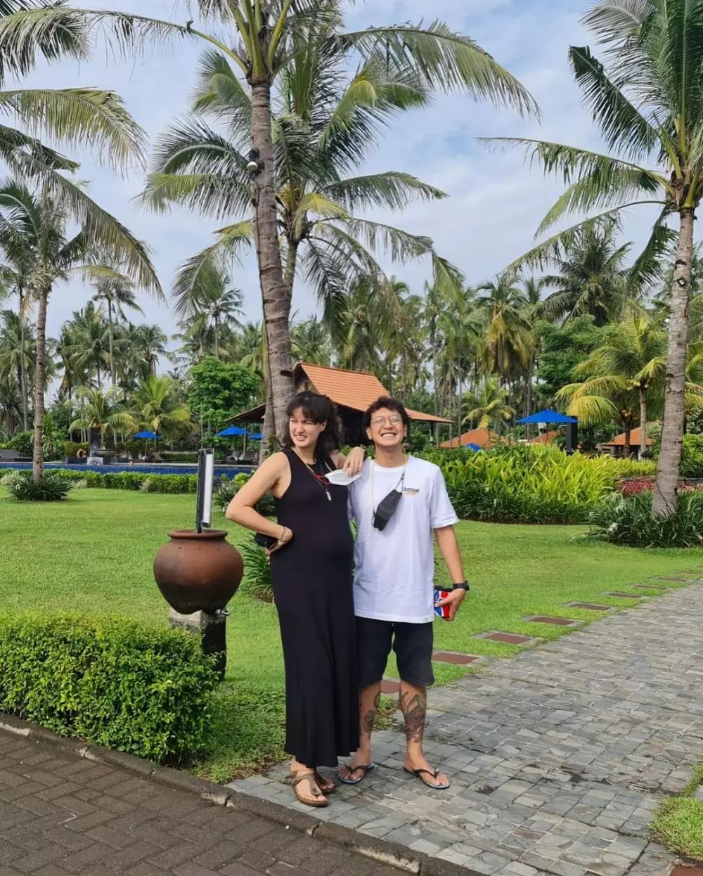 9 Momen bahagia babymoon Nadine Chandrawinata, liburan ke pantai © 2022 brilio.net