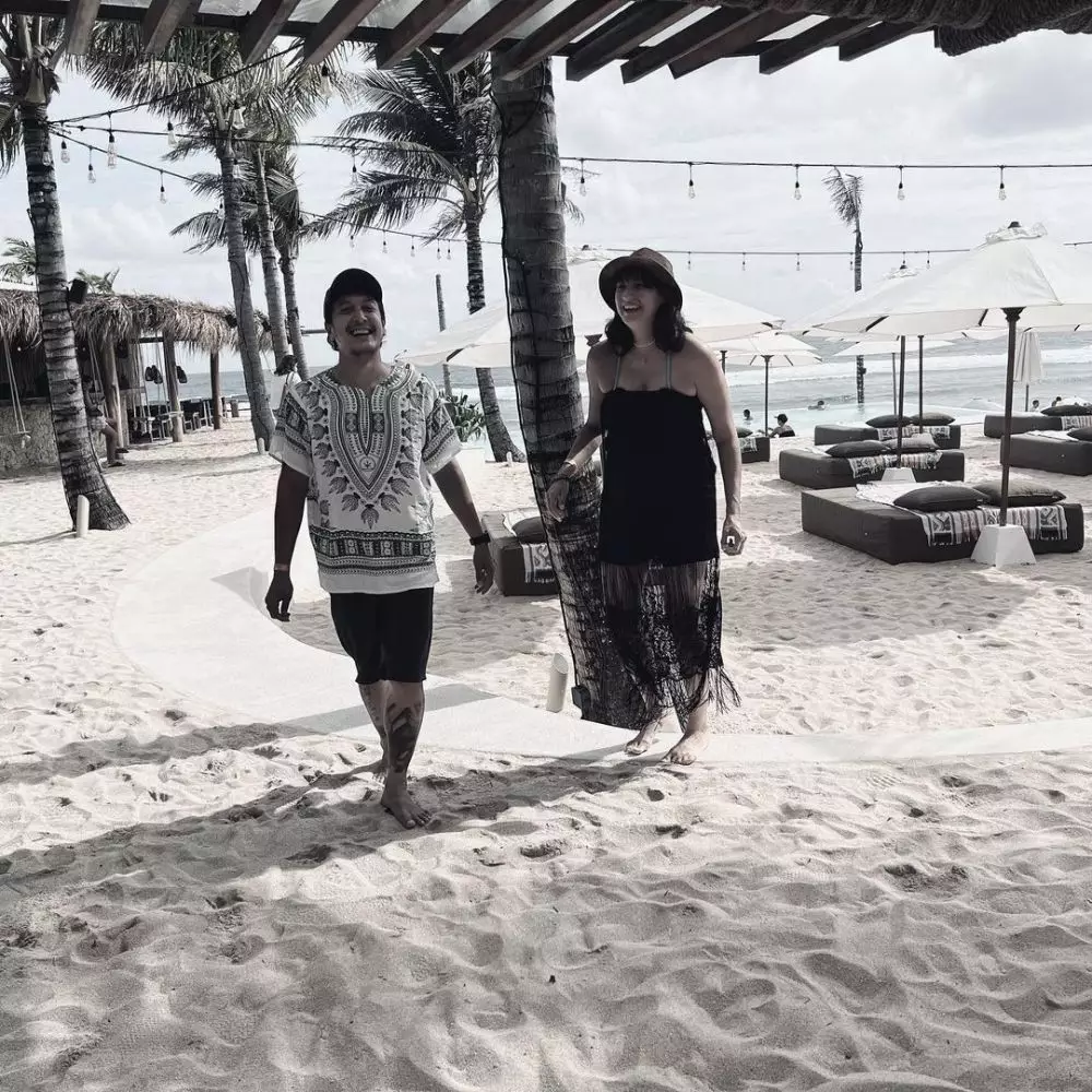 9 Momen bahagia babymoon Nadine Chandrawinata, liburan ke pantai © 2022 brilio.net