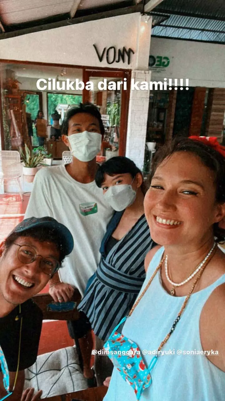 9 Momen bahagia babymoon Nadine Chandrawinata, liburan ke pantai © 2022 brilio.net