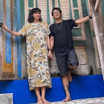 9 Momen bahagia babymoon Nadine Chandrawinata, liburan ke pantai