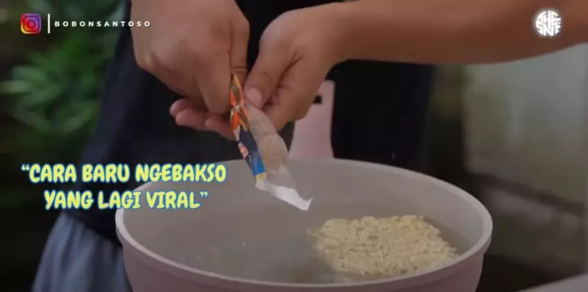 Bobon Santoso bagi puluhan ribu bakso © 2022 berbagai sumber Bobon Santoso bagi puluhan ribu bakso © 2022 berbagai sumber