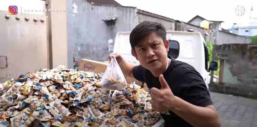 Bobon Santoso bagi puluhan ribu bakso © 2022 berbagai sumber Bobon Santoso bagi puluhan ribu bakso © 2022 berbagai sumber