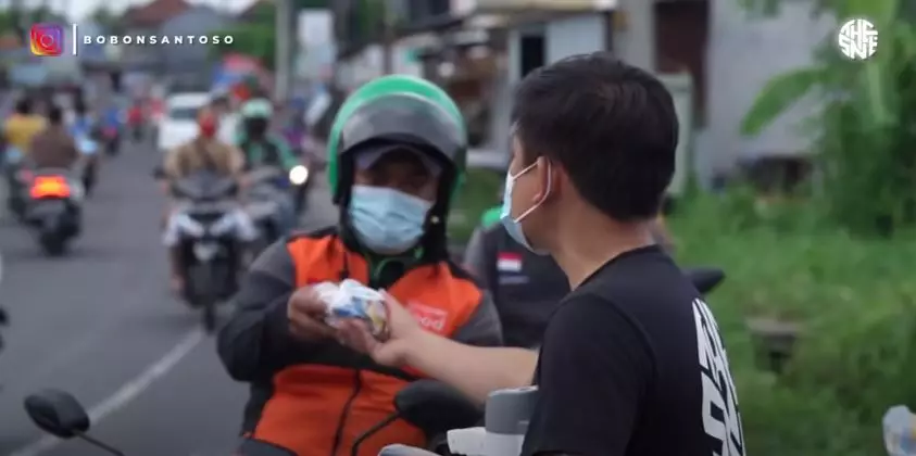 Bobon Santoso bagi puluhan ribu bakso © 2022 berbagai sumber Bobon Santoso bagi puluhan ribu bakso © 2022 berbagai sumber