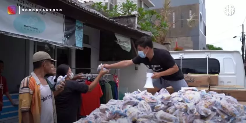 Bobon Santoso bagi puluhan ribu bakso © 2022 berbagai sumber Bobon Santoso bagi puluhan ribu bakso © 2022 berbagai sumber