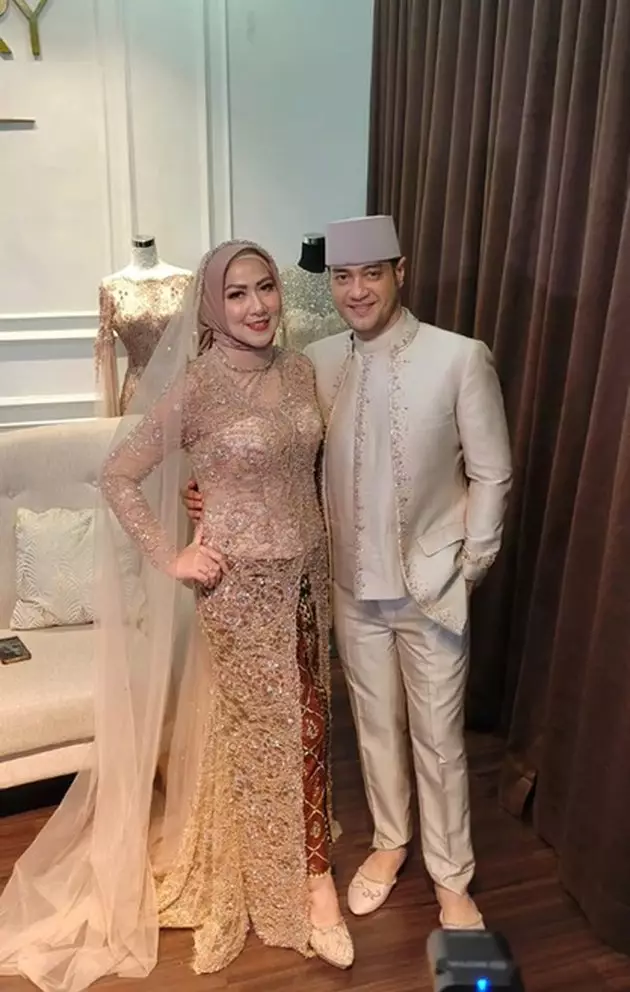 momen Venna Melinda fitting baju akad © Instagram