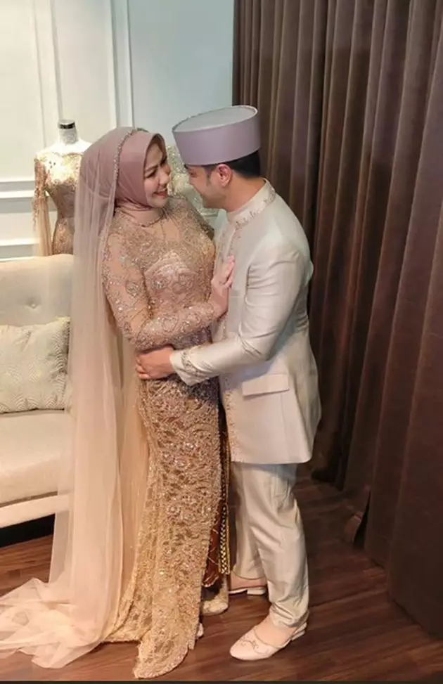 momen Venna Melinda fitting baju akad © Instagram