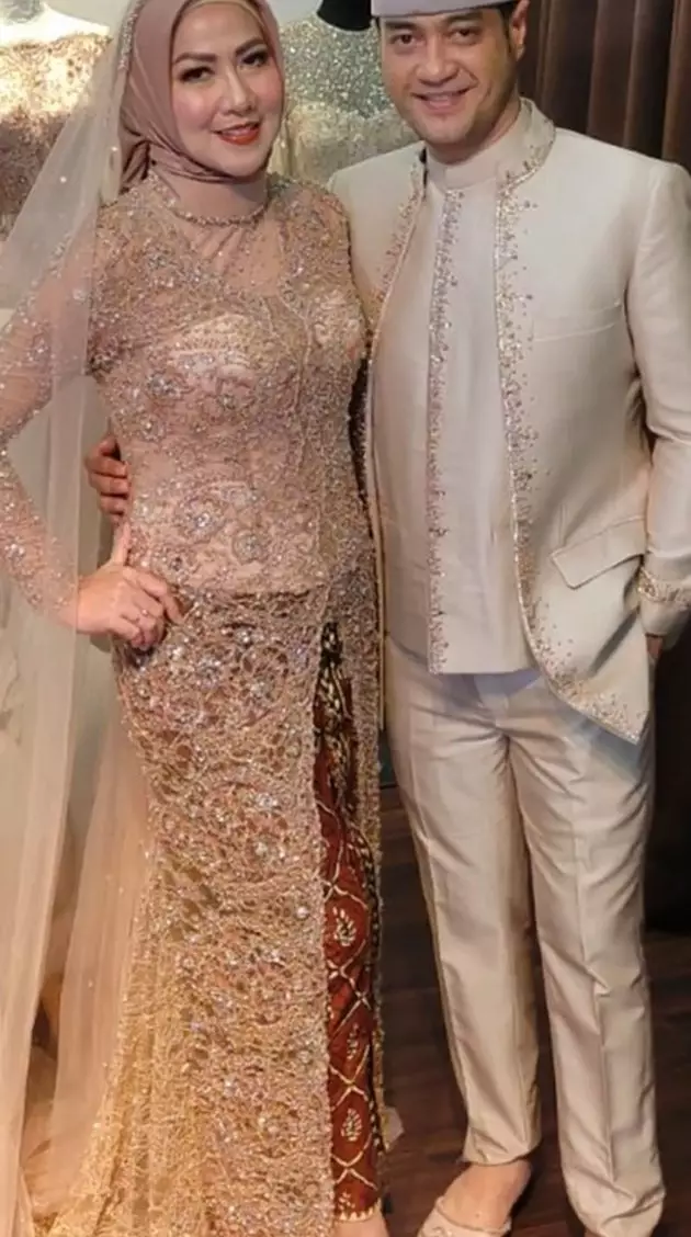 momen Venna Melinda fitting baju akad © Instagram