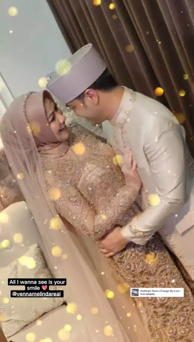 momen Venna Melinda fitting baju akad © Instagram