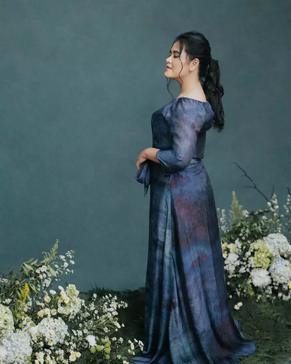 Pemotretan Kahiyang Ayu pakai gaun biru © Instagram