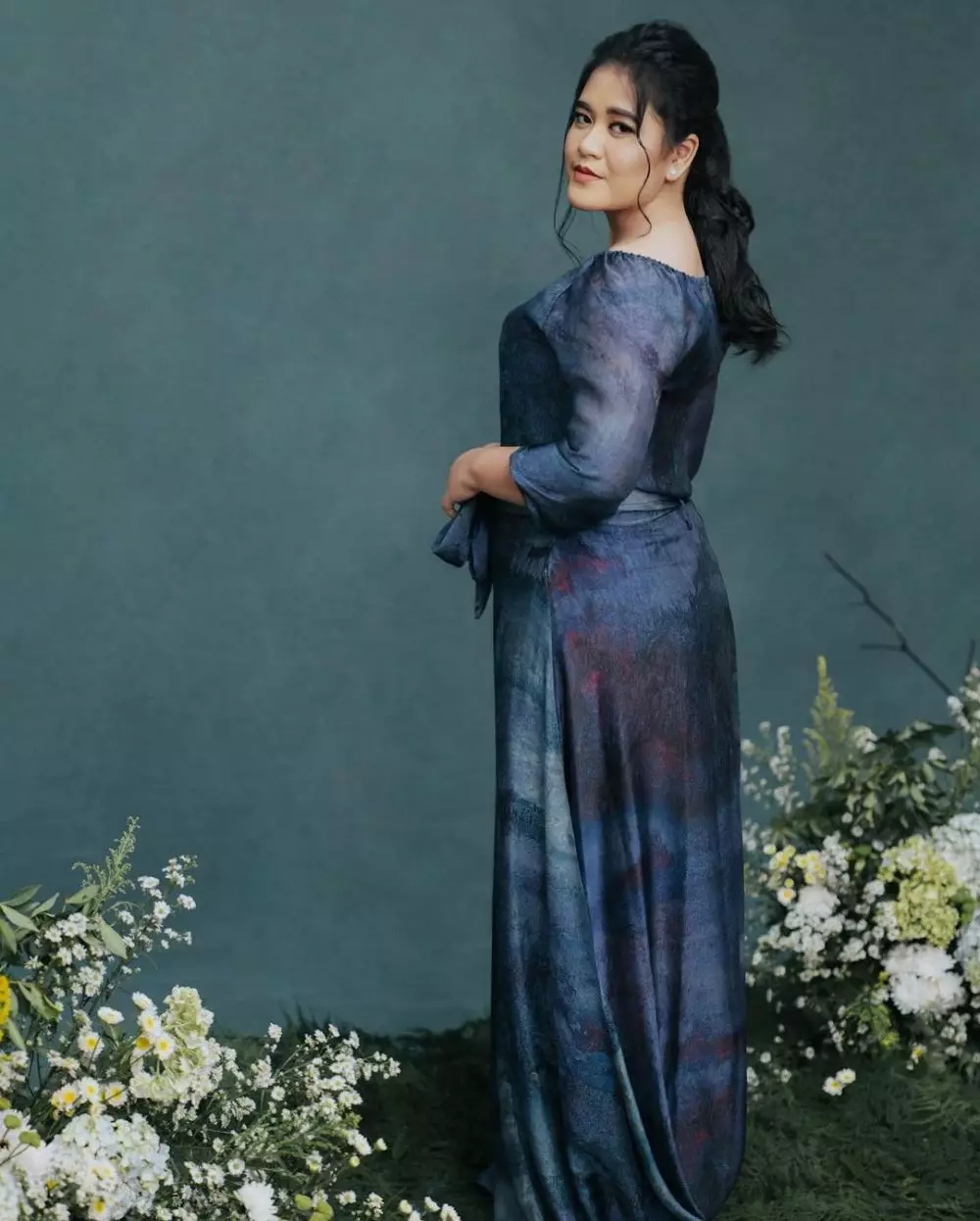 Pemotretan Kahiyang Ayu pakai gaun biru © Instagram