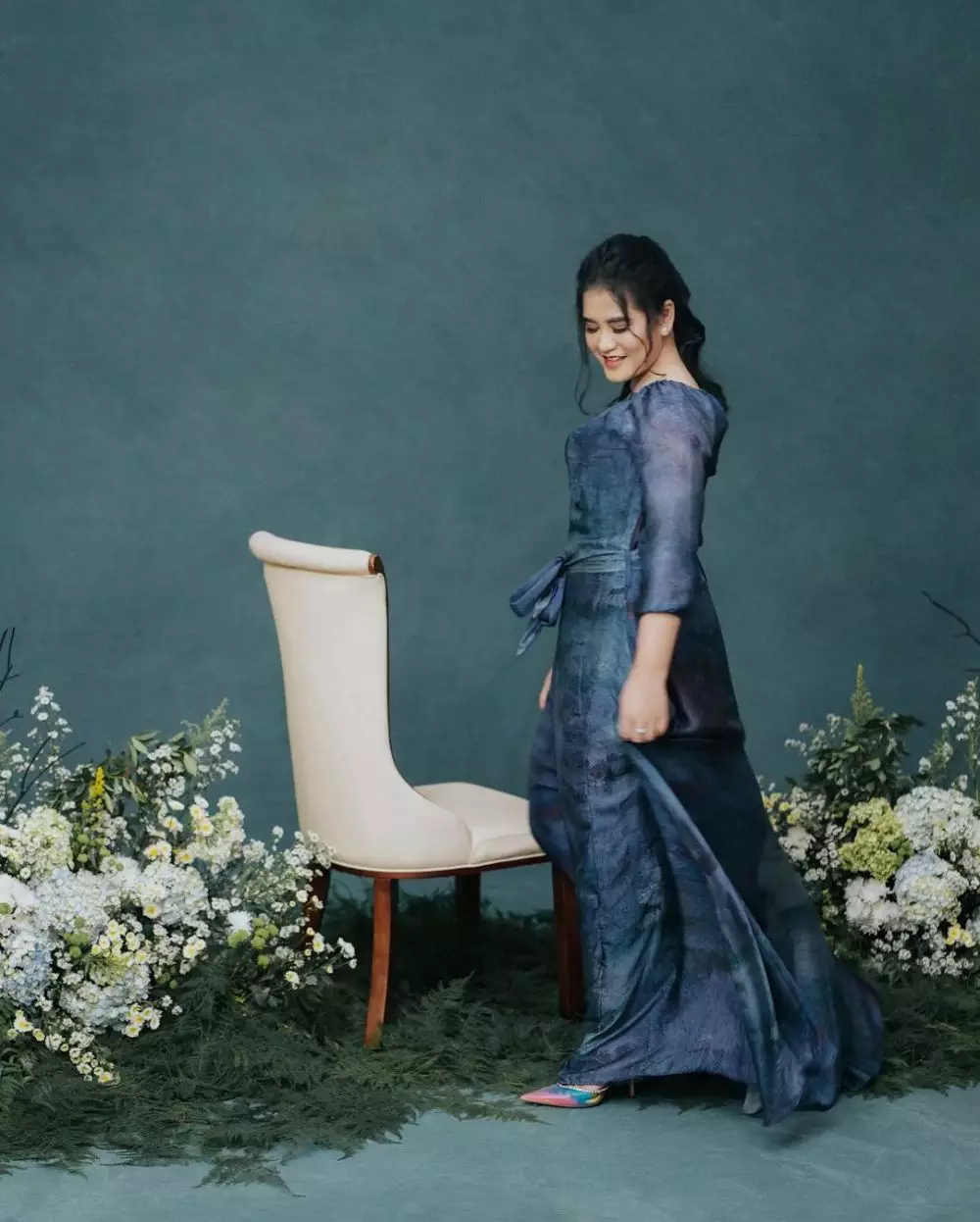 Pemotretan Kahiyang Ayu pakai gaun biru © Instagram