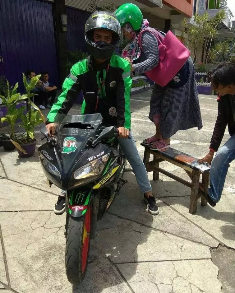 cewek kalau dibonceng cowok © berbagai sumber cewek kalau dibonceng cowok © berbagai sumber