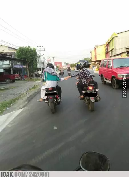 cewek kalau dibonceng cowok © berbagai sumber cewek kalau dibonceng cowok © berbagai sumber