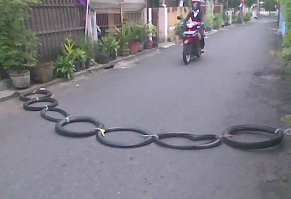 penampakan di tengah jalan lucu © berbagai sumber penampakan di tengah jalan lucu © berbagai sumber