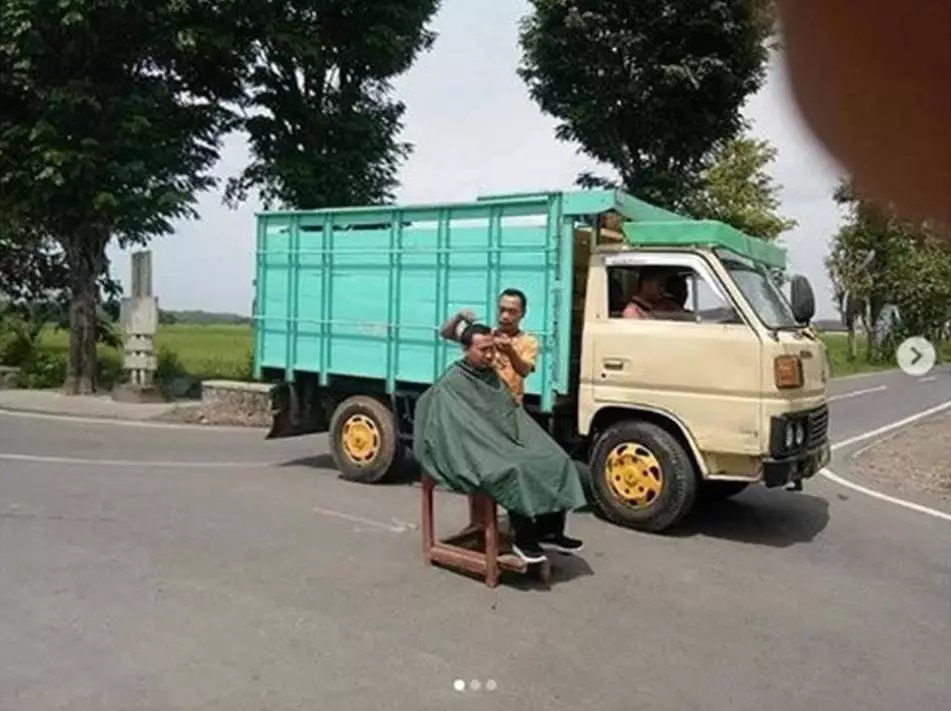 penampakan di tengah jalan lucu © berbagai sumber penampakan di tengah jalan lucu © berbagai sumber