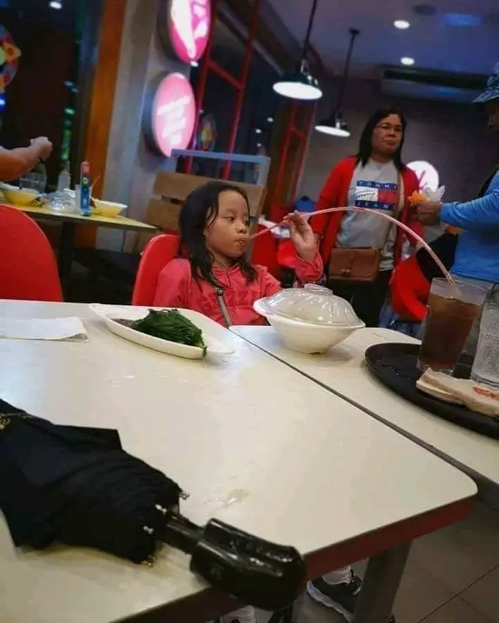 momen nyedot minuman © berbagai sumber momen nyedot minuman © berbagai sumber