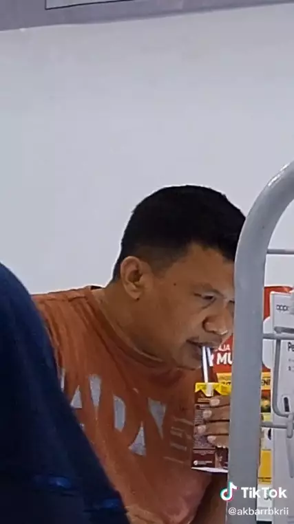 momen nyedot minuman © berbagai sumber momen nyedot minuman © berbagai sumber