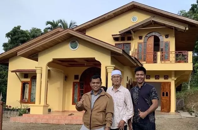 rumah orang tua seleb di kampung Berbagai sumber