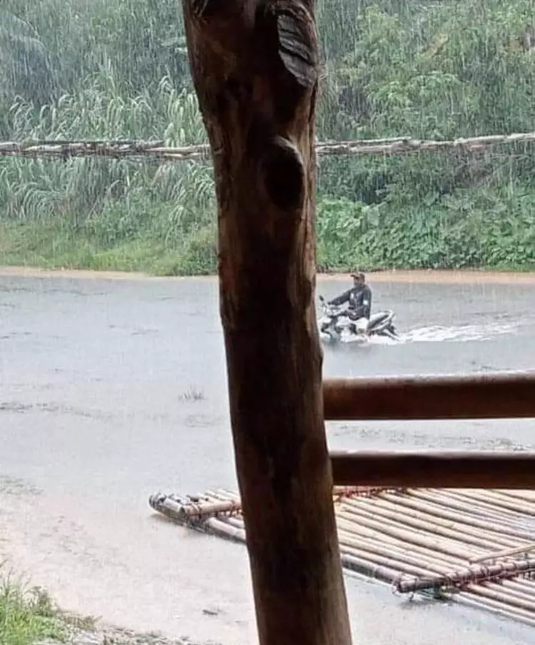 momen bersepeda motor malah lucu © Instagram