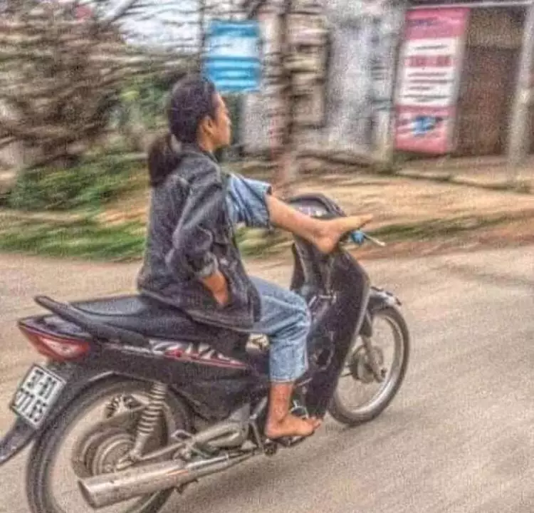 momen bersepeda motor malah lucu © Instagram