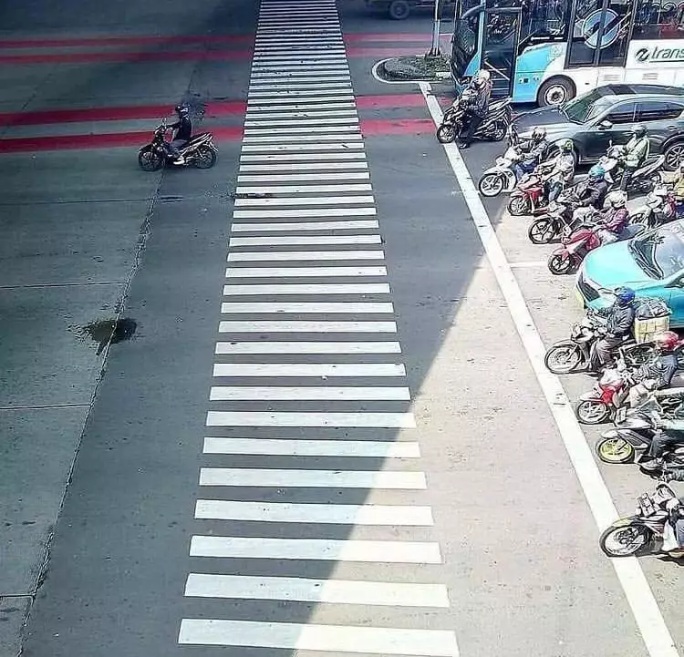 momen bersepeda motor malah lucu © Instagram