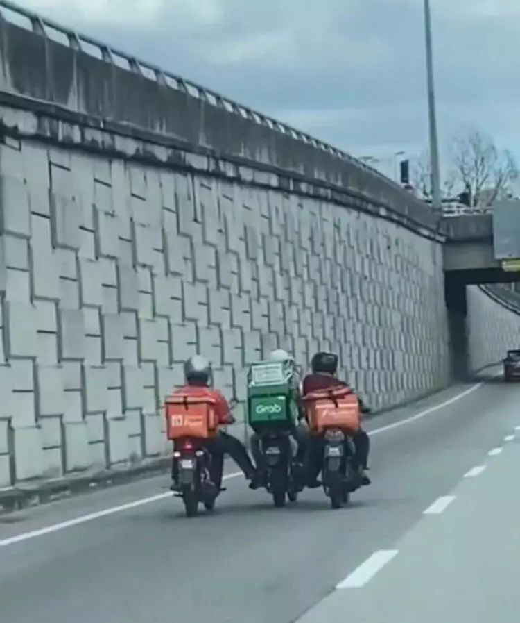 momen bersepeda motor malah lucu © Instagram