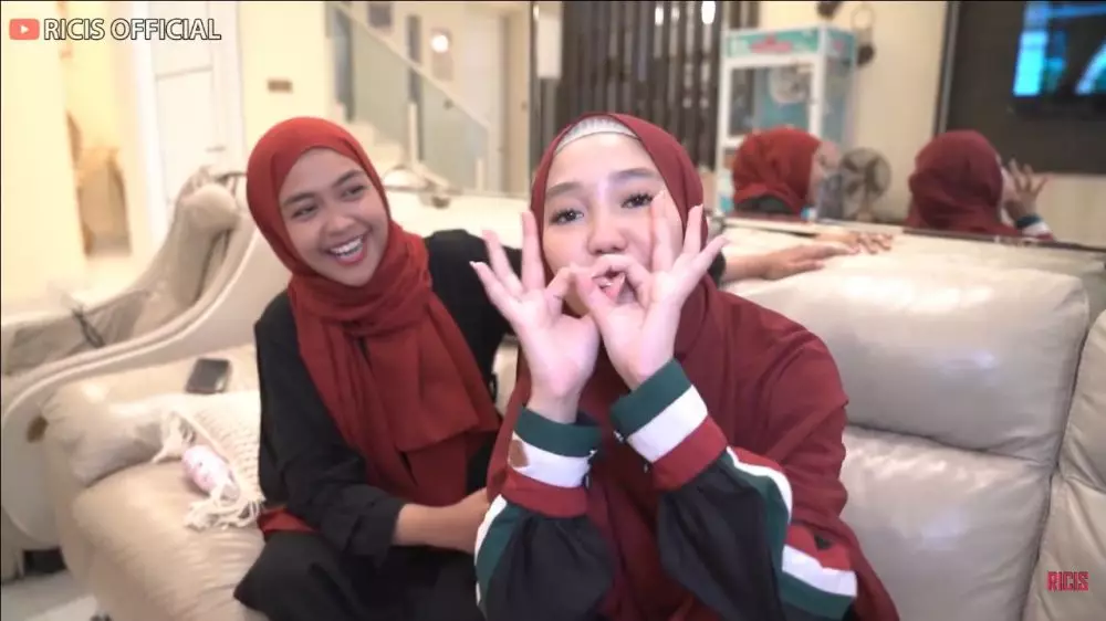 Bikin konten bareng, ini 9 momen kompak Ria Ricis & Chandrika Chika berbagai sumber