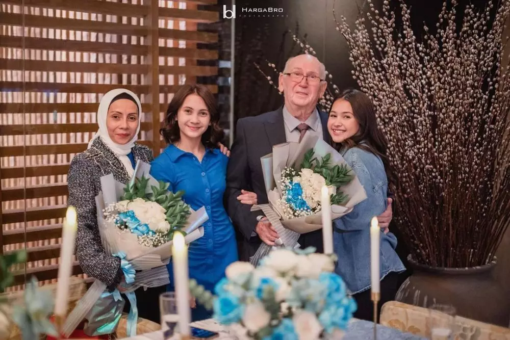 momen manis Sandrinna Michelle dan ayahnya © Instagram momen manis Sandrinna Michelle dan ayahnya © Instagram