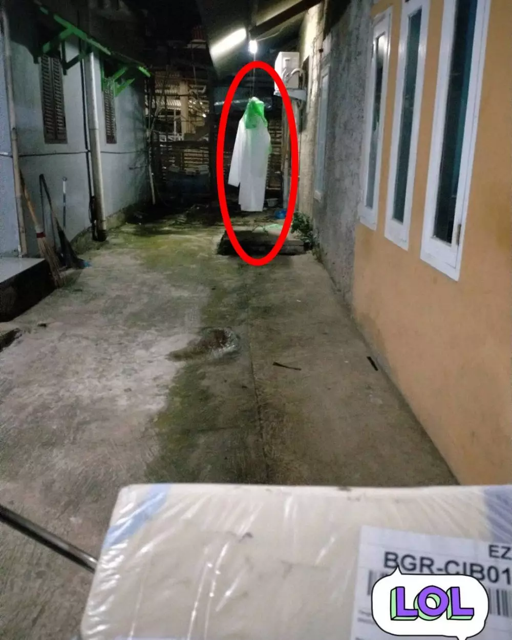 penampakan benda depan rumah lucu © Instagram