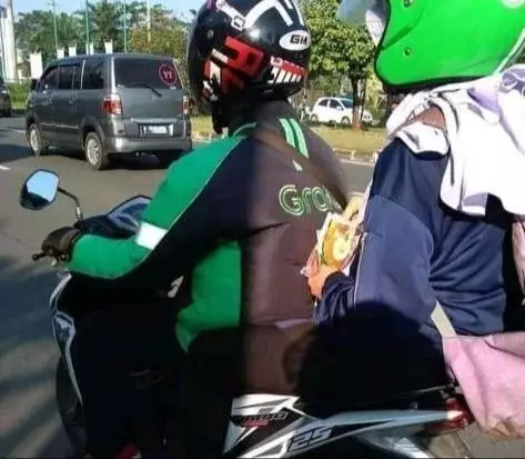 orang diboncengin malah nyeleneh tingkahnya © Instagram orang diboncengin malah nyeleneh tingkahnya © Instagram