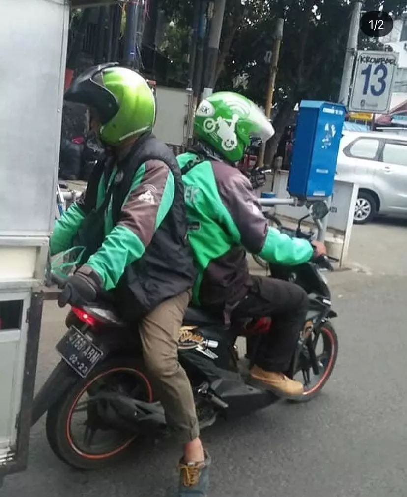 orang diboncengin malah nyeleneh tingkahnya © Instagram orang diboncengin malah nyeleneh tingkahnya © Instagram