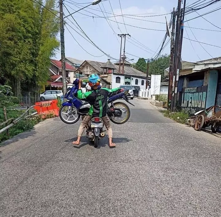 orang diboncengin malah nyeleneh tingkahnya © Instagram orang diboncengin malah nyeleneh tingkahnya © Instagram