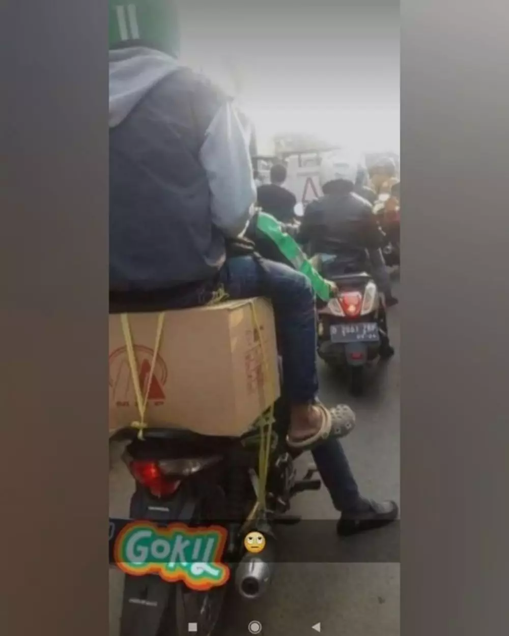 orang diboncengin malah nyeleneh tingkahnya © Instagram orang diboncengin malah nyeleneh tingkahnya © Instagram