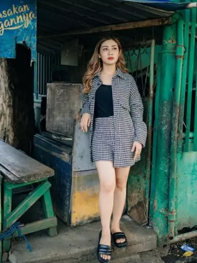 potret Delta Hesti jajan di warung kaki lima © Instagram