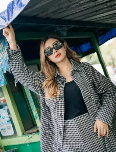 potret Delta Hesti jajan di warung kaki lima © Instagram