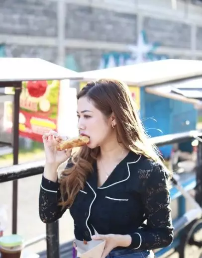 potret Delta Hesti jajan di warung kaki lima © Instagram