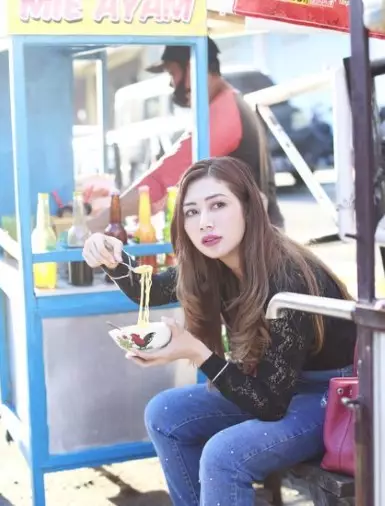 Potret crazy rich makan di warung kaki lima © berbagai sumber