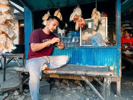 Potret crazy rich makan di warung kaki lima © berbagai sumber