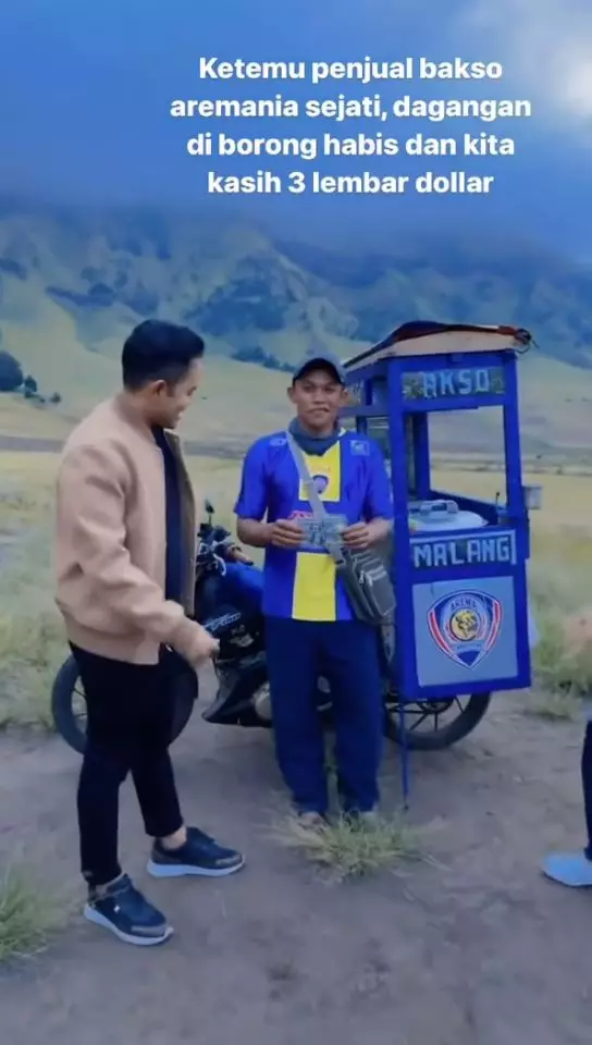 Potret crazy rich makan di warung kaki lima © berbagai sumber