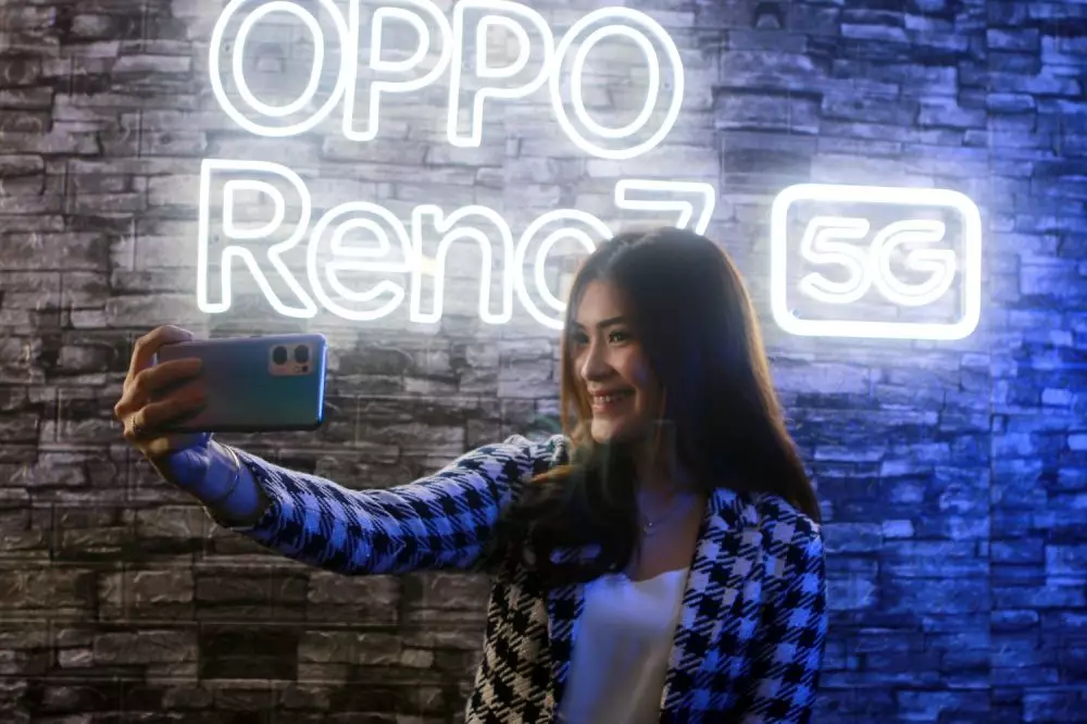 Oppo Reno7 5G © 2022 brilio.net Oppo Reno7 5G © 2022 brilio.net