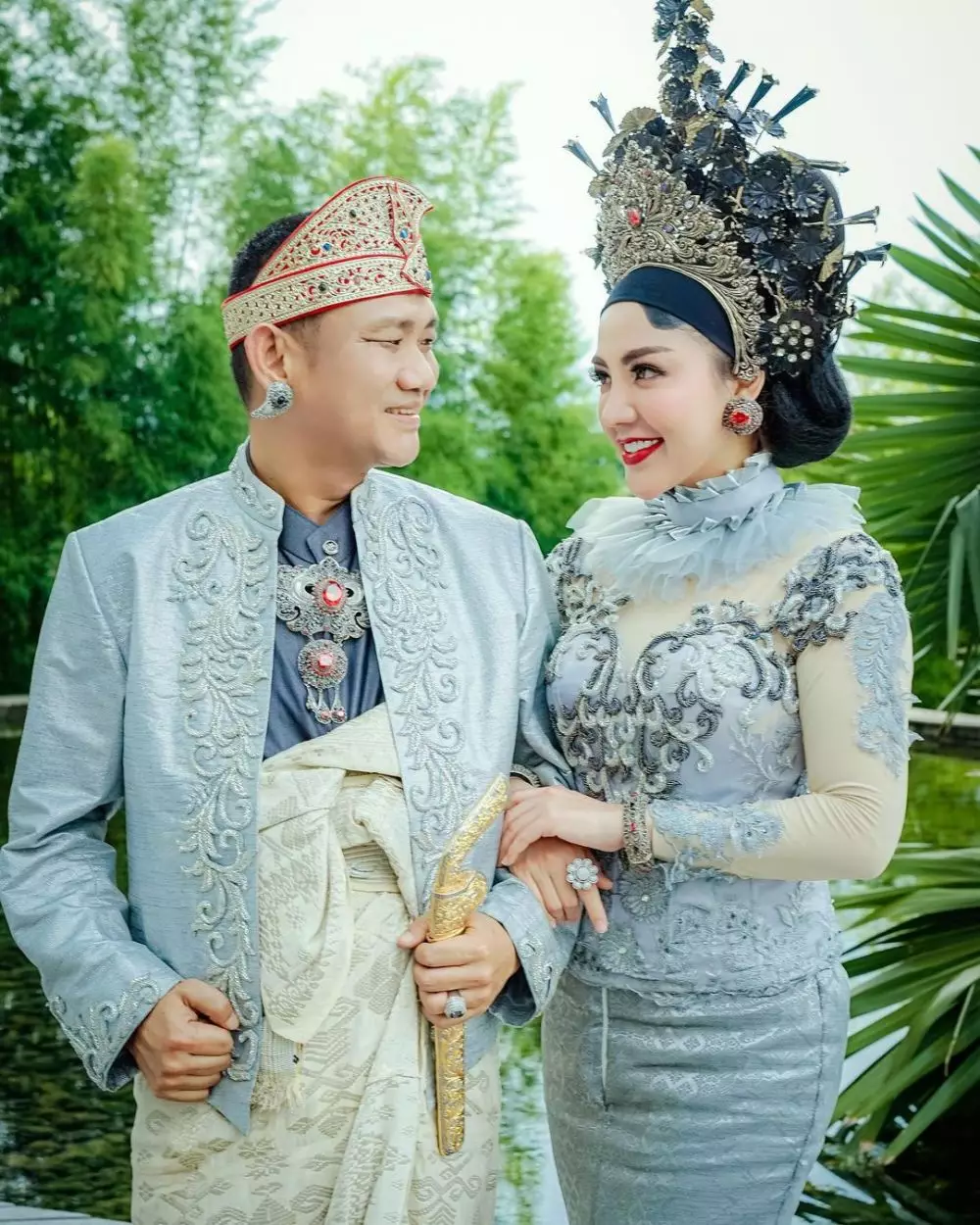 Gaya pemotretan Bella Shofie dan suami pakai baju adat Bali © berbagai sumber