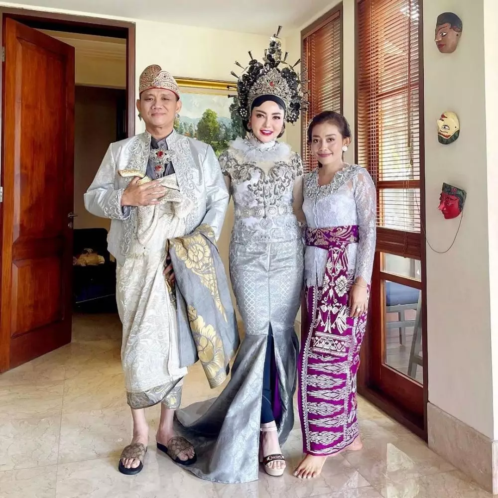 Gaya pemotretan Bella Shofie dan suami pakai baju adat Bali © berbagai sumber